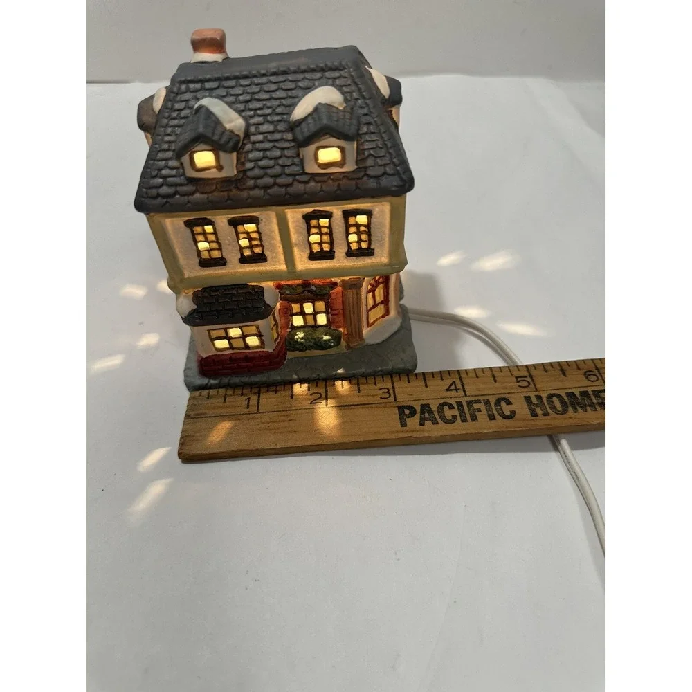 Victorian Village Collectibles Edition Hand Painted  Porcelain House W‎ Light